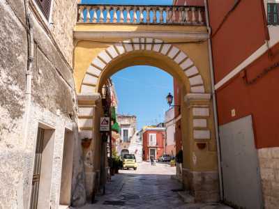 Proseguendo in via Santa Maria del Principio si oltrepassa un altro arco che riprende l'estetica di quello principale, con l'aggiunta per� di una balaustra superiore decorativa